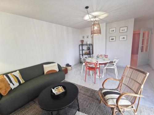 un salon avec un canapé et une table dans l'établissement Nouveau - Sérénité, à Nantes