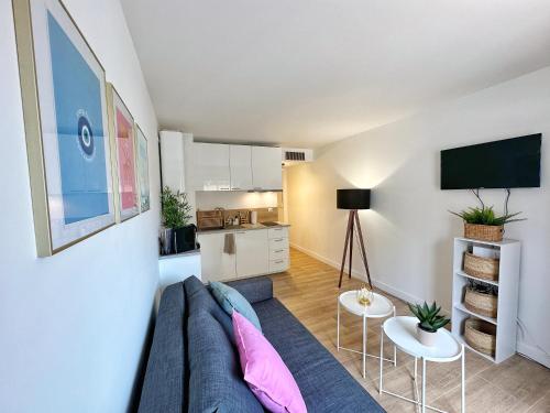 un salon avec un canapé et une télévision dans l'établissement Studio cosy au cœur de Cannes, à Cannes