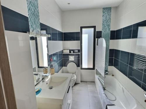 Ένα μπάνιο στο Superbe villa duplex - Piscine - 6 adultes 4 enfants