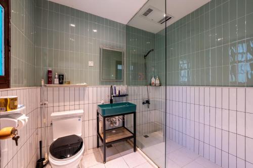 Un baño de Shanghai Century Old House Downtown B&B
