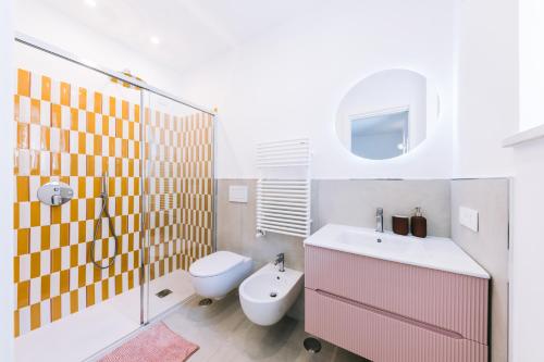 un bagno con lavandino, water e specchio di Casa Don Matteo a Scala