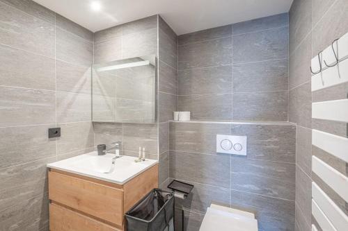 une salle de bain avec un lavabo et des toilettes dans l'établissement Alpe d'Huez Houses - Alpe Forever - PHOENIX3 - 3 chambres 5 étoiles pour 6 à 8 skis aux pieds, à L'Alpe-d'Huez
