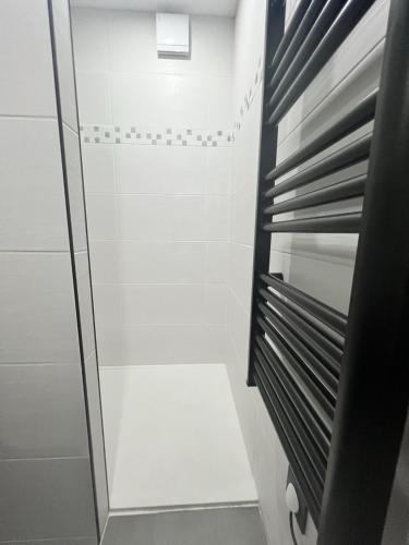 La salle de bains est pourvue d'une douche à l'italienne et d'une porte en verre. dans l'établissement Studio Cosy pour 2 personnes à Thuir, à Thuir