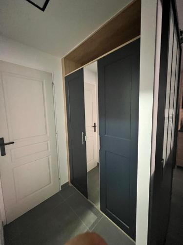 un couloir vide avec une porte et une chambre dans l'établissement Studio Cosy pour 2 personnes à Thuir, à Thuir