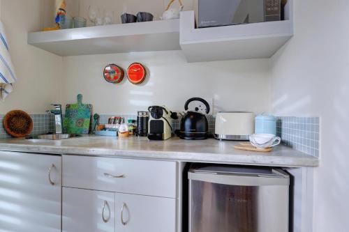 Dapur atau dapur kecil di Pearl Moon Boutique Suites