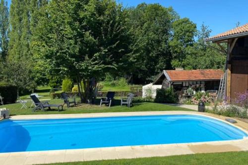 une piscine dans la cour d'une maison dans l'établissement Gîte yourte Bulle Der au Lac du Der jusque 8 personnes, à Giffaumont