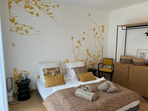 une chambre avec un lit avec des serviettes dessus dans l'établissement Côte d'Azur villa d'architecture méditerranéenne Vence entre mer et montagne, à Vence