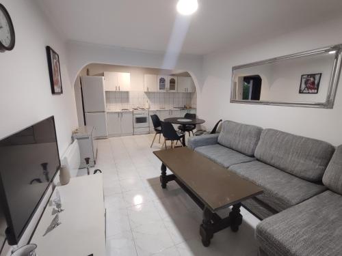 una sala de estar con un sofá y una mesa en Esma, en Sarajevo