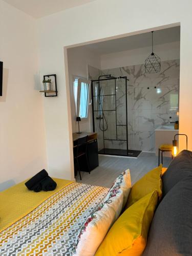 a bedroom with a couch and a shower in a room at Avi Rooms in Chiaramonte Gulfi