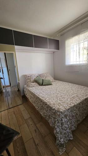 une chambre avec un lit et une fenêtre dans l'établissement appartement terrasse vue mer, à Sète