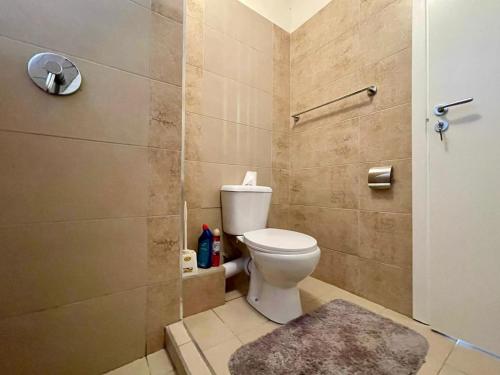 Bilik mandi di Executive 3-Bed Apartment in Kitusuru Nairobi