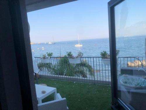 Vista generica sul mare o vista sul mare dall'interno della casa vacanze