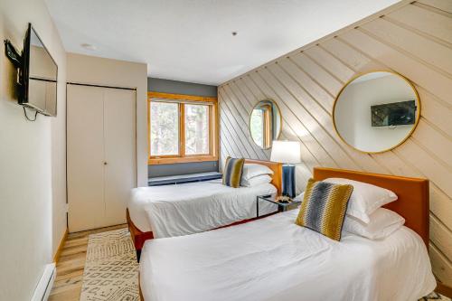 Ένα ή περισσότερα κρεβάτια σε δωμάτιο στο 1 Block to Main St Modern Breckenridge Condo!