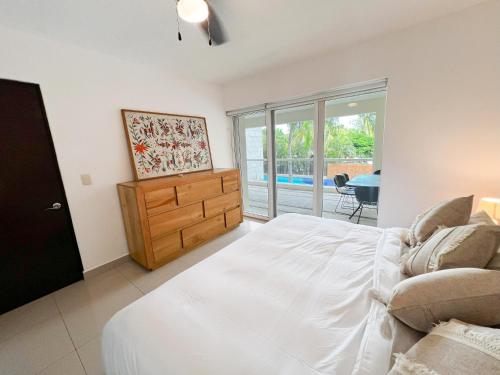 Postel nebo postele na pokoji v ubytování Spacious Apartment with Terrace, Pool and Beach Access