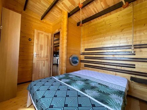 Ένα ή περισσότερα κρεβάτια σε δωμάτιο στο Casa em madeira com jardim privado