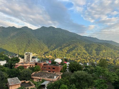 Una imagen general de la montaña o una montaña tomada desde el hotel