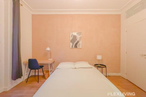 une chambre avec un grand lit et un bureau dans l'établissement Flexliving - room - Neuilly-sur-Seine, à Neuilly-sur-Seine