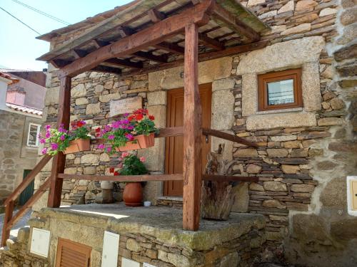 a stone building with a wooden cross on it at Casa de Xisto Santo António in Videmonte