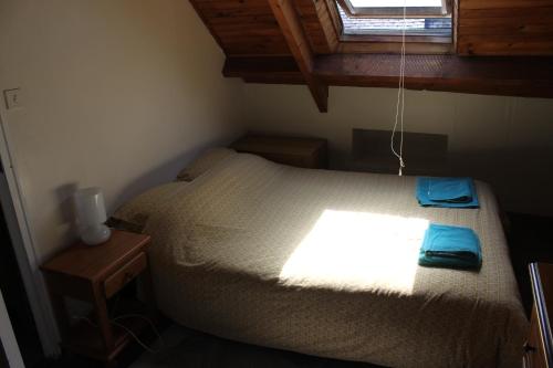 une petite chambre avec un lit et une fenêtre dans l'établissement Primrose Cottage, à Huelgoat