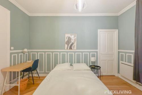 une chambre avec un lit, un bureau et une table dans l'établissement Flexliving - room - Neuilly-sur-Seine, à Neuilly-sur-Seine