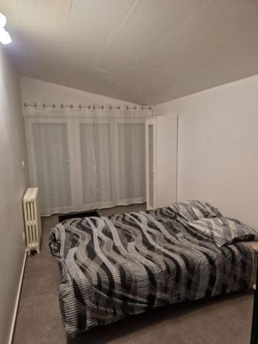 une chambre avec un lit dans une pièce blanche dans l'établissement Appart cosy proche gare RER E entre Paris-Disney, à Pontault-Combault