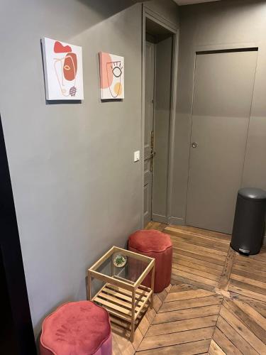 - un salon avec deux tabourets et une porte dans l'établissement Flexliving - room - Voltaire, à Paris