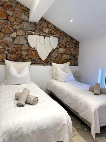 deux lits dans une chambre avec un mur de briques dans l'établissement Lovely 3BR 3BA 3WC with Terrace, à Cannes