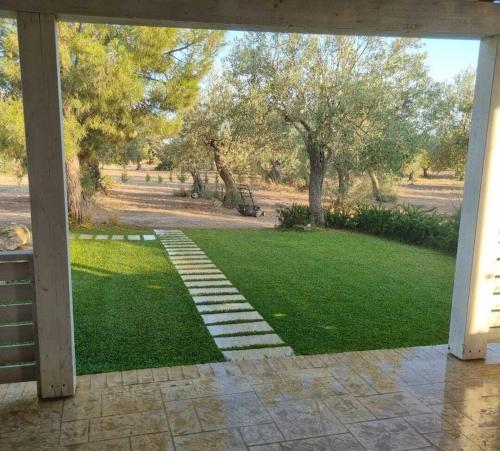 a view of a yard with a lawn with trees at Tempo Di Vendicari in La Banca