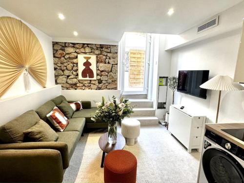 un salon avec un canapé et une télévision dans l'établissement Lovely 3BR 3BA 3WC with Terrace, à Cannes