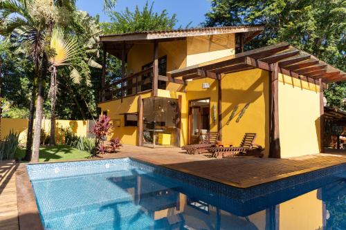 a villa with a swimming pool and a house at Nova Pousada Don Pepe in Barra Grande