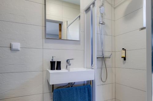 a bathroom with a sink and a shower at Refúgio do Cabo in Sagres