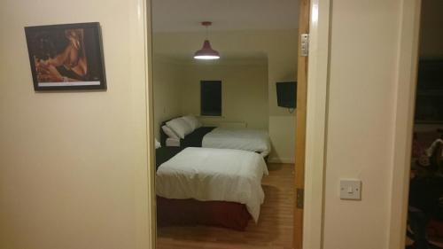 Een bed of bedden in een kamer bij QuickSpaces Alexandra Apartments