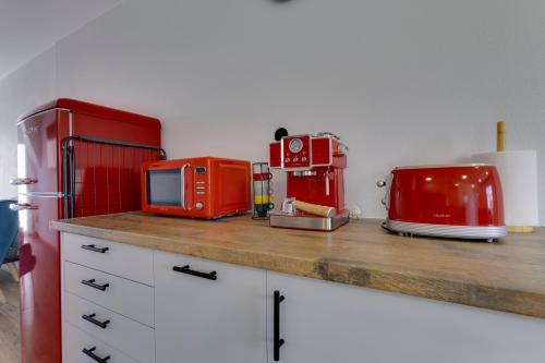 a kitchen with a counter top with appliances on it at Refúgio do Cabo in Sagres
