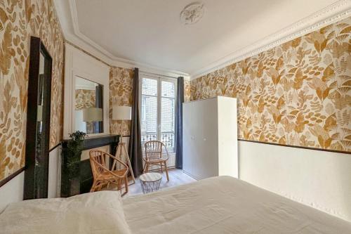 - une chambre avec un lit et un réfrigérateur dans l'établissement Flexliving - room - Jura, à Paris