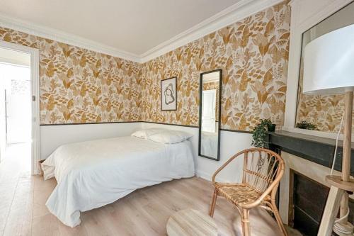 une chambre avec un lit, une chaise et un miroir dans l'établissement Flexliving - room - Jura, à Paris