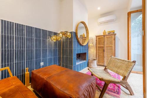 une chambre avec un banc, une chaise et un miroir dans l'établissement Riad YANNIS, à Marrakech