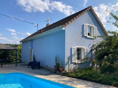 une maison bleue avec une piscine en face de celle-ci dans l'établissement Maison avec piscine privée au calme, à Schlierbach