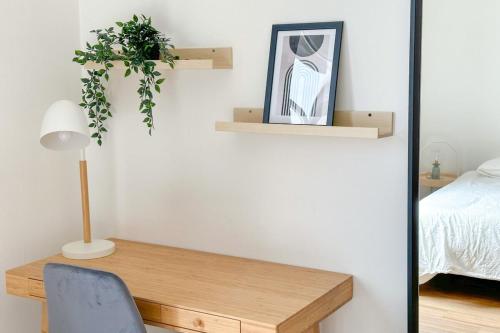 - une chambre avec un bureau, un lit et un miroir dans l'établissement Flexliving - room - Entrepreneur, à Paris