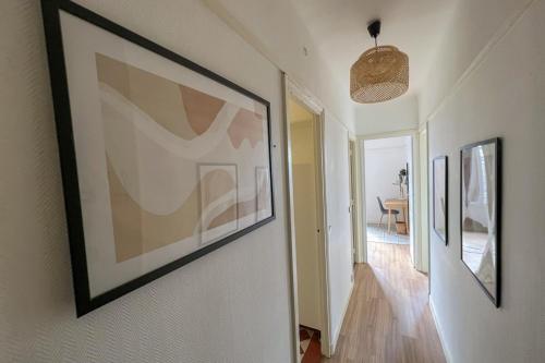 un couloir avec un grand tableau sur le mur dans l'établissement Flexliving - room - Entrepreneur, à Paris