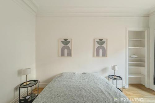 - une chambre blanche avec un lit et deux lampes dans l'établissement Flexliving - room - Felix Faure, à Paris