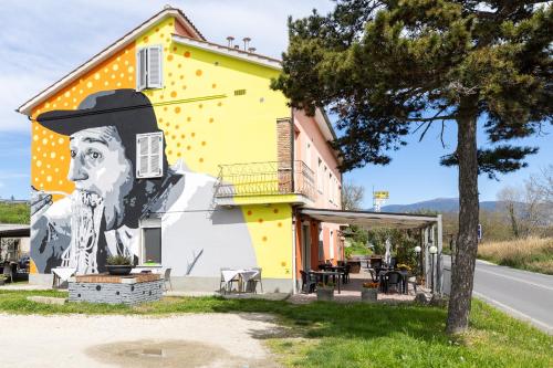 a mural of a man on the side of a building at Locanda dei 4 in Narni