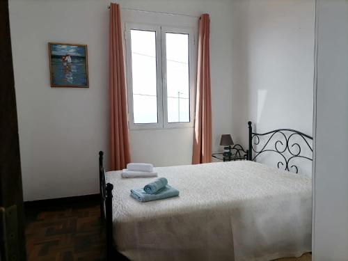Un dormitorio con una cama con dos toallas encima. en Westerland House, en Ribeira Brava