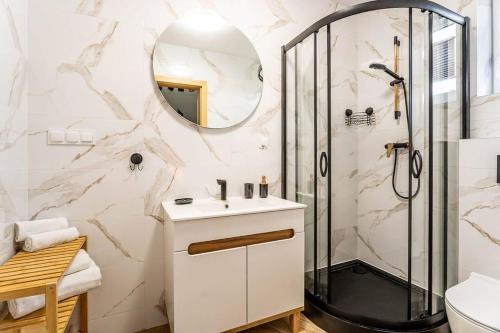 un baño con ducha y lavabo en Domki Adek 2, en Władysławowo