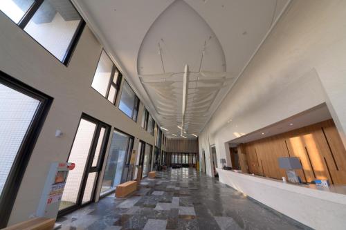 an empty hallway in a building with windows at 宜蘭頭城A Happy Birthday 私人溫泉 海景 蘭陽夜景大陽台無邊際泳池 in Toucheng