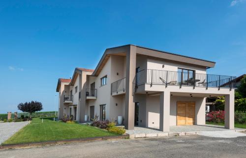 a large apartment building with a driveway at Relais PQlin in Castagnito