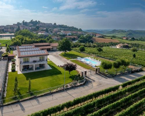an aerial view of a villa with a garden and a pool at Relais PQlin in Castagnito