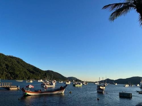 a bunch of boats in a body of water at Casa espaçosa 6 min da praia in Bertioga