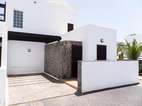 Beautiful and luxurious villa with heated pool and free Wi-Fi in Playa Blanca.