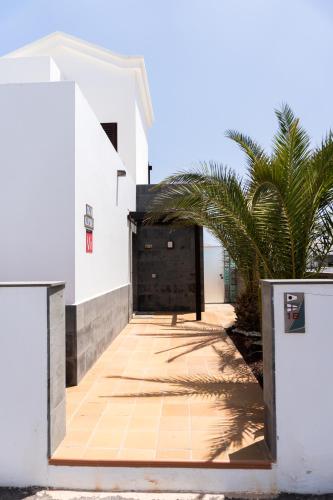 Beautiful and luxurious villa with heated pool and free Wi-Fi in Playa Blanca.