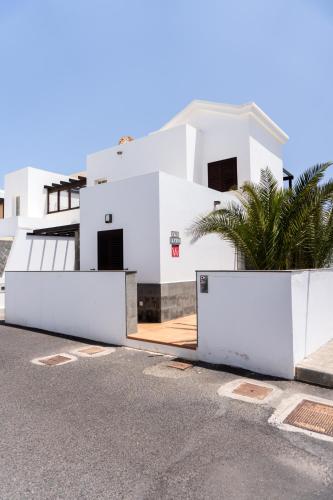 Beautiful and luxurious villa with heated pool and free Wi-Fi in Playa Blanca.